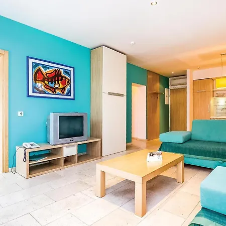 In With Outdoor Swimming Pool, 2 Bedrooms And Wifi Novi Vinodolski