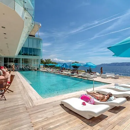Διαμέρισμα In With Outdoor Swimming Pool, 2 Bedrooms And Wifi *