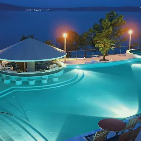 Διαμέρισμα In With Outdoor Swimming Pool, 2 Bedrooms And Wifi Novi Vinodolski