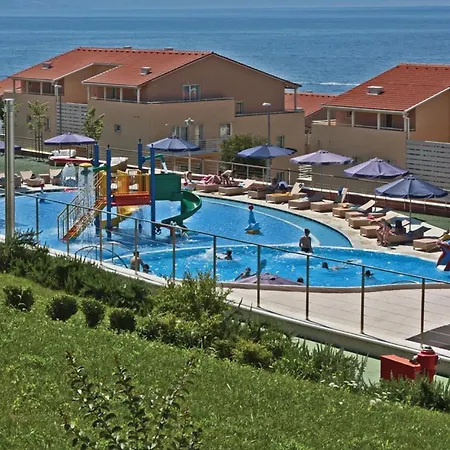 In With Outdoor Swimming Pool, 2 Bedrooms And Wifi Διαμέρισμα