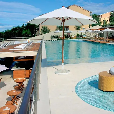 In With Outdoor Swimming Pool, 2 Bedrooms And Wifi