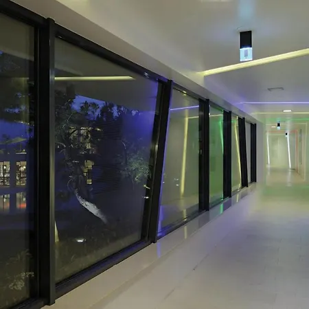 In With Outdoor Swimming Pool, 2 Bedrooms And Wifi Διαμέρισμα