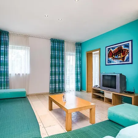 In With Outdoor Swimming Pool, 2 Bedrooms And Wifi Διαμέρισμα