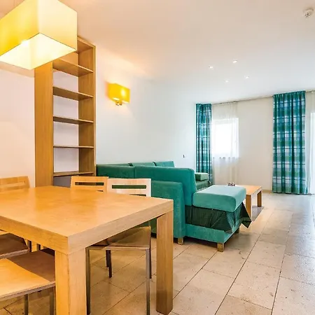 In With Outdoor Swimming Pool, 2 Bedrooms And Wifi