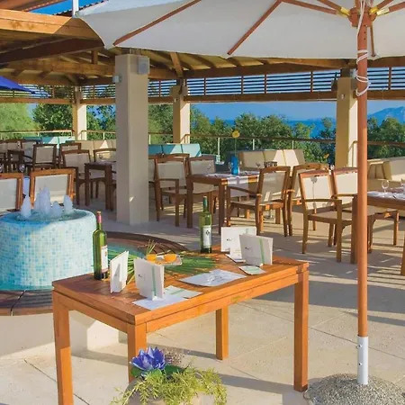 Διαμέρισμα In With Outdoor Swimming Pool, 2 Bedrooms And Wifi *