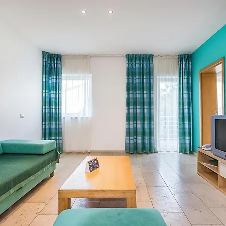 In With Outdoor Swimming Pool, 2 Bedrooms And Wifi Διαμέρισμα *